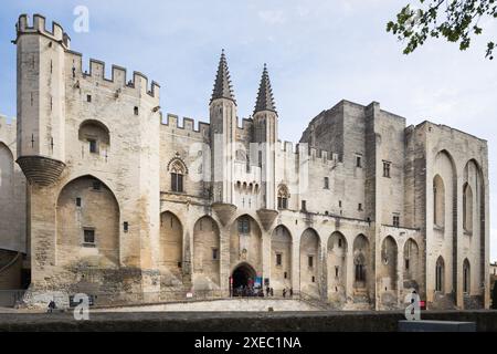 Das mittelalterliche Papstpalais / Papstpalast Avignon, das hauptsächlich in den 1300er Jahren erbaut wurde und zum UNESCO-Weltkulturerbe gehört. Stockfoto