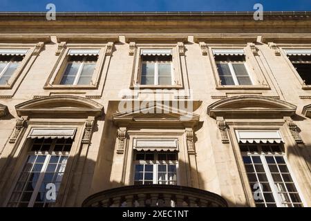 Typisches neoklassizistisches Steinhaus in Avignon, Provence, Frankreich. Stockfoto