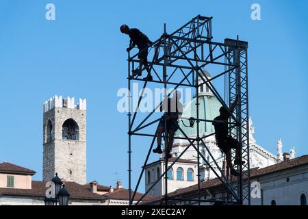 Romanischer Torre del Popolo (Volksturm) aus dem 2. Jahrhundert und barocker Duomo Nuovo (neue Kathedrale) Cattedrale estiva di Santa Maria Assunta von Giovan Stockfoto