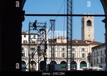 Renaissance Torre dell'Orologio (Uhrenturm) von Ludovico Beretta aus dem 16. Jahrhundert auf der Piazza della Loggia und dem romanischen Torre del Popolo (Volk Towe Stockfoto