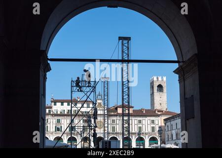 Renaissance Torre dell'Orologio (Uhrenturm) von Ludovico Beretta aus dem 16. Jahrhundert auf der Piazza della Loggia und dem romanischen Torre del Popolo (Volk Towe Stockfoto