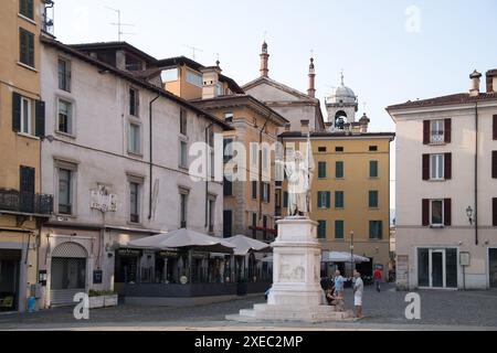 Monumento alla Bella Italia (Siegesdenkmal), gefallen von den zehn Tagen des Brescia-Denkmals aus dem 19. Jahrhundert auf der Piazza della Loggia und gotischen Chies Stockfoto