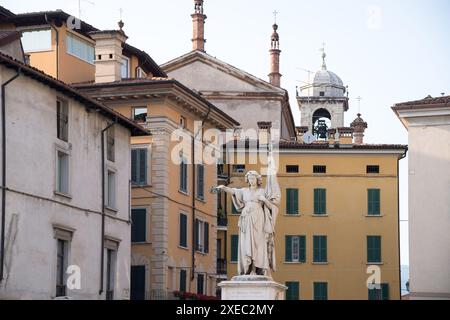 Monumento alla Bella Italia (Siegesdenkmal), gefallen von den zehn Tagen des Brescia-Denkmals aus dem 19. Jahrhundert auf der Piazza della Loggia und gotischen Chies Stockfoto