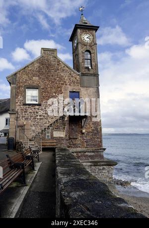 Blick auf den berühmten Uhrturm im Küstendorf Kingsand, Cornwall, England, Großbritannien Stockfoto