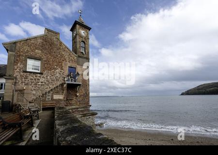 Blick auf den berühmten Uhrturm im Küstendorf Kingsand, Cornwall, England, Großbritannien Stockfoto