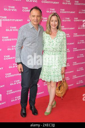 Matthew Warchus und Lauren Ward bei der Presseveranstaltung Press Night, The Old Vic, The Cut, am Dienstag, den 25. Juni 2024 in London, England, Großbritannien. KAPPE/C Stockfoto