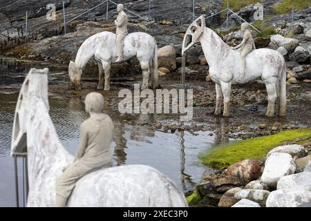Die Skulptur Rising Tide von Pferden im Wasser, geschaffen vom Künstler Jason DeCaires Taylor, ca. 5 km vom Zentrum von haugesund, Norwegen. Stockfoto