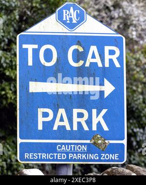 Traditionelles altes RAC-Verkehrsschild, das auf den Parkplatz zeigt. Stockfoto