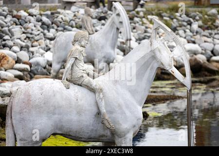 Die Skulptur Rising Tide von Pferden im Wasser, geschaffen vom Künstler Jason DeCaires Taylor, ca. 5 km vom Zentrum von haugesund, Norwegen. Stockfoto