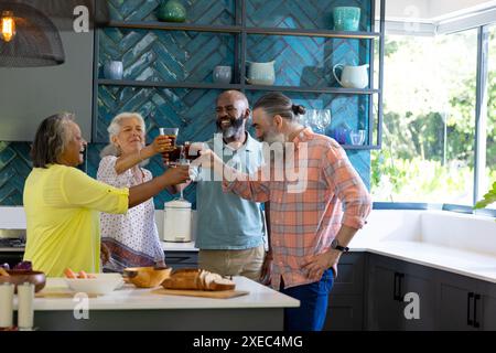 Zu Hause, eine Gruppe von Freunden, die in der modernen Küche Getränke trinken, genießen geselliges Treffen Stockfoto