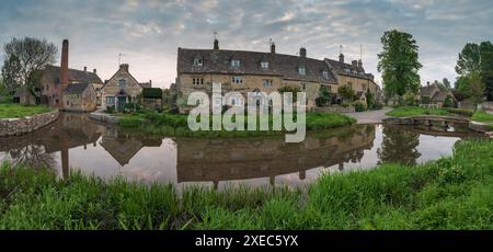 Das malerische Cotswolds-Dorf Lower Slaughter, Gloucestershire, England. Frühjahr (Mai) 2019. Stockfoto