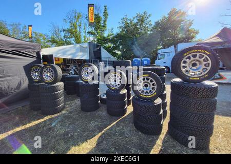 Schwarzes Gold, Rallye-Schottereifen der Marke Pirelli warten auf den Einsatz Motorsport, Rallye Weltmeisterschaft, FIA WRC, 80. Rallye Polen, Rallye-Weltmeisterschaft, Mikolajki, Polen, Servicepark, 26.06.2024 Foto: Eibner-Pressefoto/Jürgen Augst Stockfoto