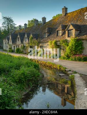 Arlington Row Cottages im hübschen Cotswold Dorf Bibury, Gloucestershire, England. Frühjahr (Mai) 2019. Stockfoto