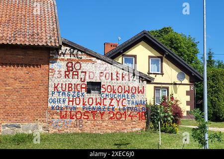 Die Rallyfans haben die Namen ihrer Favoriten auf eine Hauswand gesprueht Motorsport, Rallye Weltmeisterschaft, FIA WRC, 80. Rallye Polen, Rallye-Weltmeisterschaft, Mikolajki, Polen, Servicepark, 26.06.2024 Foto: Eibner-Pressefoto/Jürgen Augst Stockfoto