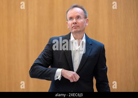 München, Deutschland. Juni 2024. Der ehemalige Wirecard-CEO Markus Braun steht an seiner Stelle im Gerichtssaal. Im größten Betrugsfall in der deutschen Nachkriegsgeschichte wurden Braun und zwei weitere ehemalige Wirecard-Manager wegen mutmaßlichen kommerziellen Bandenbetrugs angeklagt. Laut der Anklageerhebung sollen sie seit 2015 die Bilanzen von Wirecard gefälscht und Kreditbanken um 3,1 Milliarden Euro betrogen haben. Quelle: Peter Kneffel/dpa/Alamy Live News Stockfoto