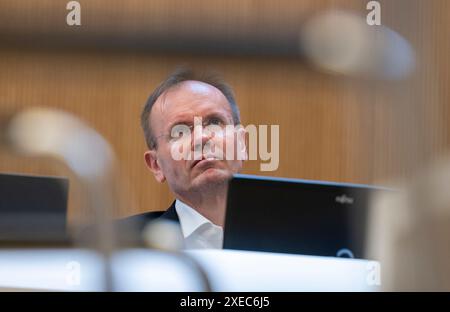 München, Deutschland. Juni 2024. Der ehemalige Wirecard-CEO Markus Braun sitzt in seinem Sitz im Gerichtssaal. Im größten Betrugsfall in der deutschen Nachkriegsgeschichte wurden Braun und zwei weitere ehemalige Wirecard-Manager wegen mutmaßlichen kommerziellen Bandenbetrugs angeklagt. Laut der Anklageerhebung sollen sie seit 2015 die Bilanzen von Wirecard gefälscht und Kreditbanken um 3,1 Milliarden Euro betrogen haben. Quelle: Peter Kneffel/dpa/Alamy Live News Stockfoto