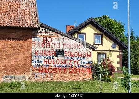 Die Rallyfans haben die Namen ihrer Favoriten auf eine Hauswand gesprueht Motorsport, Rallye Weltmeisterschaft, FIA WRC, 80. Rallye Polen, Rallye-Weltmeisterschaft, Mikolajki, Polen, Servicepark, 26.06.2024 Foto: Eibner-Pressefoto/Jürgen Augst Stockfoto