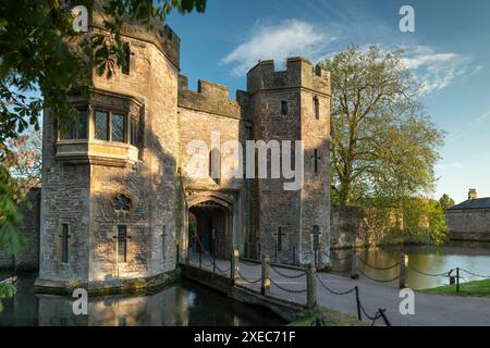 Torhaus des Bischofspalastes in Wells, Somerset, England. Frühjahr (Mai) 2019. Stockfoto