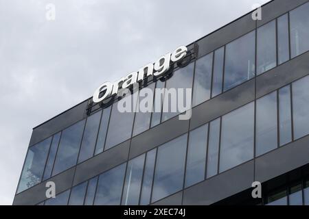 Posen, Polen 18. Juni 2024: Außenansicht des Hauptsitzes von Orange mit markantem Logo an der Fassade. Stockfoto