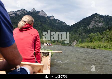 Szczawnica, Polen. 23. Juli 2020: Touristen genießen eine Raftingtour auf dem Dunajec River, umgeben von üppigem Grün und Berglandschaft. Stockfoto