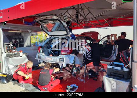 Mikolajki Motorsport, Rallye Weltmeisterschaft, FIA WRC, 80. Rallye Polen, Rallye-Weltmeisterschaft, Mikolajki, Polen, Servicepark, 26.06.2024 23 Nikolay GRYAZIN ANA / Konstantin ALEKSANDROV ANA, CITROEN C3 Rally2, AEC DG Sport Competition FRA Fahrzeug wird im Service Park auf die Rallye vorbereiten Motorsport, Rallye Weltmeisterschaft, FIA WRC, 80. Rallye Polen, Rallye-Weltmeisterschaft, Mikolajki, Polen, Servicepark, 26.06.2024 *** Mikolajki Motorsport, Rallye-Weltmeisterschaft, FIA WRC, 80 Rallye Polen, Rallye-Weltmeisterschaft, Mikolajki, Polen, Service Park, 26 06 2024 23 Nikolay GRYAZIN AN Stockfoto