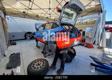 Mikolajki Motorsport, Rallye Weltmeisterschaft, FIA WRC, 80. Rallye Polen, Rallye-Weltmeisterschaft, Mikolajki, Polen, Servicepark, 26.06.2024 37 Teemu SUNINEN FIN / Mikko MARKKULA FIN, HYUNDAI i20 N Rally2, Team: Suninen FIN Fahrzeug wird im Service Park auf die Rallye vorbereiten Motorsport, Rallye Weltmeisterschaft, FIA WRC, 80. Rallye Polen, Rallye-Weltmeisterschaft, Mikolajki, Polen, Servicepark, 26.06.2024 *** Mikolajki Motorsport, Rallye-Weltmeisterschaft, FIA WRC, 80 Rallye Polen, Rallye-Weltmeisterschaft, Mikolajki, Polen, Service Park, 26 06 2024 37 Teemu SUNINEN FIN Mikko MARKKULA FIN Stockfoto