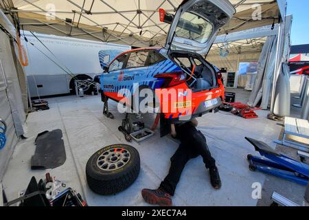 Mikolajki Motorsport, Rallye Weltmeisterschaft, FIA WRC, 80. Rallye Polen, Rallye-Weltmeisterschaft, Mikolajki, Polen, Servicepark, 26.06.2024 37 Teemu SUNINEN FIN / Mikko MARKKULA FIN, HYUNDAI i20 N Rally2, Team: Suninen FIN Fahrzeug wird im Service Park auf die Rallye vorbereiten Motorsport, Rallye Weltmeisterschaft, FIA WRC, 80. Rallye Polen, Rallye-Weltmeisterschaft, Mikolajki, Polen, Servicepark, 26.06.2024 *** Mikolajki Motorsport, Rallye-Weltmeisterschaft, FIA WRC, 80 Rallye Polen, Rallye-Weltmeisterschaft, Mikolajki, Polen, Service Park, 26 06 2024 37 Teemu SUNINEN FIN Mikko MARKKULA FIN Stockfoto