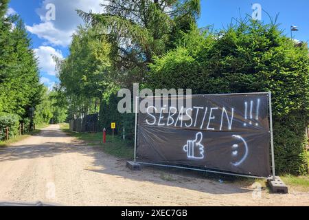 Mikolajki Motorsport, Rallye Weltmeisterschaft, FIA WRC, 80. Rallye Polen, Rallye-Weltmeisterschaft, Mikolajki, Polen, Servicepark, 26.06.2024 großes Fan-Banner für den durch einen Unfall nicht an der Rallye teilgenommen 17 Sebastien Ogier FRA / Julian Ingrassie FRA Toyota GR Yaris Rally1, Team: Toyota Gazoo Racing WRT Motorsport, Rallye Weltmeisterschaft, FIA WRC, 80. Rallye Polen, Rallye-Weltmeisterschaft, Mikolajki, Polen, Servicepark, 26.06.2024 *** Mikolajki Motorsport, Rallye-Weltmeisterschaft, FIA WRC, 80 Rallye Polen, Rallye-Weltmeisterschaft, Mikolajki, Polen, Service Park, 26 06 2024 Stockfoto