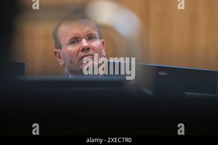 München, Deutschland. Juni 2024. Der ehemalige Wirecard-CEO Markus Braun sitzt in seinem Sitz im Gerichtssaal. Im größten Betrugsfall in der deutschen Nachkriegsgeschichte wurden Braun und zwei weitere ehemalige Wirecard-Manager wegen mutmaßlichen kommerziellen Bandenbetrugs angeklagt. Laut der Anklageerhebung sollen sie seit 2015 die Bilanzen von Wirecard gefälscht und Kreditbanken um 3,1 Milliarden Euro betrogen haben. Quelle: Peter Kneffel/dpa/Alamy Live News Stockfoto