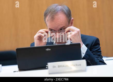 München, Deutschland. Juni 2024. Der ehemalige Wirecard-CEO Markus Braun sitzt in seinem Sitz im Gerichtssaal. Im größten Betrugsfall in der deutschen Nachkriegsgeschichte wurden Braun und zwei weitere ehemalige Wirecard-Manager wegen mutmaßlichen kommerziellen Bandenbetrugs angeklagt. Laut der Anklageerhebung sollen sie seit 2015 die Bilanzen von Wirecard gefälscht und Kreditbanken um 3,1 Milliarden Euro betrogen haben. Quelle: Peter Kneffel/dpa/Alamy Live News Stockfoto