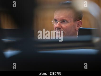 München, Deutschland. Juni 2024. Der ehemalige Wirecard-CEO Markus Braun sitzt in seinem Sitz im Gerichtssaal. Im größten Betrugsfall in der deutschen Nachkriegsgeschichte wurden Braun und zwei weitere ehemalige Wirecard-Manager wegen mutmaßlichen kommerziellen Bandenbetrugs angeklagt. Laut der Anklageerhebung sollen sie seit 2015 die Bilanzen von Wirecard gefälscht und Kreditbanken um 3,1 Milliarden Euro betrogen haben. Quelle: Peter Kneffel/dpa/Alamy Live News Stockfoto