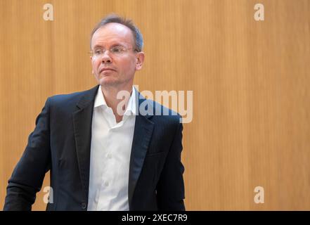 München, Deutschland. Juni 2024. Der ehemalige Wirecard-CEO Markus Braun steht an seiner Stelle im Gerichtssaal. Im größten Betrugsfall in der deutschen Nachkriegsgeschichte wurden Braun und zwei weitere ehemalige Wirecard-Manager wegen mutmaßlichen kommerziellen Bandenbetrugs angeklagt. Laut der Anklageerhebung sollen sie seit 2015 die Bilanzen von Wirecard gefälscht und Kreditbanken um 3,1 Milliarden Euro betrogen haben. Quelle: Peter Kneffel/dpa/Alamy Live News Stockfoto