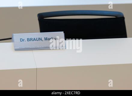 München, Deutschland. Juni 2024. Ein Schild mit der Aufschrift "Dr. BRAUN, Markus" steht auf dem Dock im Gerichtssaal. Im größten Betrugsfall in der deutschen Nachkriegsgeschichte wurden Braun und zwei weitere ehemalige Wirecard-Manager wegen mutmaßlichen kommerziellen Bandenbetrugs angeklagt. Laut der Anklageerhebung sollen sie seit 2015 die Bilanzen von Wirecard gefälscht und Kreditbanken um 3,1 Milliarden Euro betrogen haben. Quelle: Peter Kneffel/dpa/Alamy Live News Stockfoto