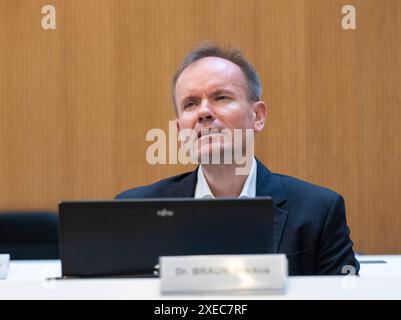 München, Deutschland. Juni 2024. Der ehemalige Wirecard-CEO Markus Braun sitzt in seinem Sitz im Gerichtssaal. Im größten Betrugsfall in der deutschen Nachkriegsgeschichte wurden Braun und zwei weitere ehemalige Wirecard-Manager wegen mutmaßlichen kommerziellen Bandenbetrugs angeklagt. Laut der Anklageerhebung sollen sie seit 2015 die Bilanzen von Wirecard gefälscht und Kreditbanken um 3,1 Milliarden Euro betrogen haben. Quelle: Peter Kneffel/dpa/Alamy Live News Stockfoto