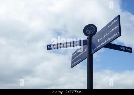 Touristenschild isoliert, das verschiedene Möglichkeiten anzeigt. Erschossen in Whitby, North Yorkshire, Großbritannien Stockfoto