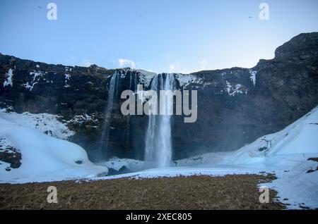Die majestätischen Seljandsfoss-Kakaden in einem abgelegenen Teil von Südisland, Teil des goldenen Kreises von Touristenattraktionen im Land von Feuer und Eis Stockfoto