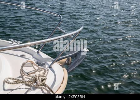 Segelboot Bug mit mantus Anker auf Meeresgewässern Hintergrund Stockfoto