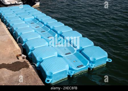 Modulares schwimmendes Trockendock aus Kunststoff für Boote bei sonnigem Tag Stockfoto