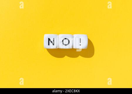 Kein Wort auf weißen Cube-Blöcken isoliert auf gelbem Hintergrund Stockfoto
