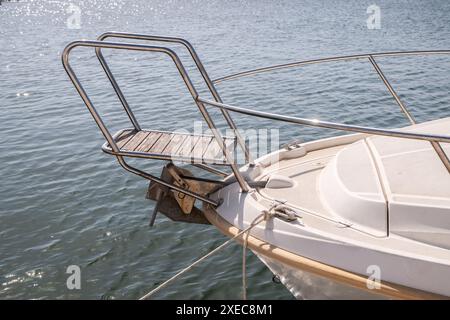 Segelboot Bug mit mantus Anker auf Meeresgewässern Hintergrund Stockfoto