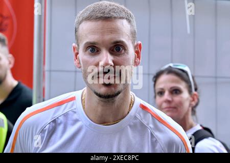 Straßburg, Frankreich. Juni 2024. Sänger Matt Pokora besucht am 26. Juni 2024 die olympische Fackelstaffel in Straßburg, Nordosten Frankreichs. 36 Fackelträger trugen die Flamme 200 m auf einer 7,2 km langen Strecke vom Europäischen Parlament zum Place Kleber. Foto: Nicolas Roses/ABACAPRESS. COM Credit: Abaca Press/Alamy Live News Stockfoto