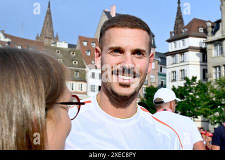 Straßburg, Frankreich. Juni 2024. Sänger Matt Pokora besucht am 26. Juni 2024 die olympische Fackelstaffel in Straßburg, Nordosten Frankreichs. 36 Fackelträger trugen die Flamme 200 m auf einer 7,2 km langen Strecke vom Europäischen Parlament zum Place Kleber. Foto: Nicolas Roses/ABACAPRESS. COM Credit: Abaca Press/Alamy Live News Stockfoto