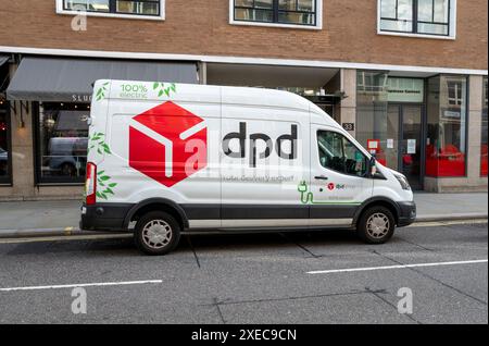 London, UK - 21. März 2024 : DPD-Lieferwagen in London. GeoPost (ehemals DPDgroup) ist ein internationaler Paketlieferant Stockfoto