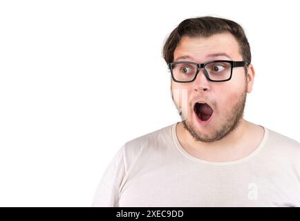 Überraschter junger Mann mit Brille, der zur Seite schaut Stockfoto