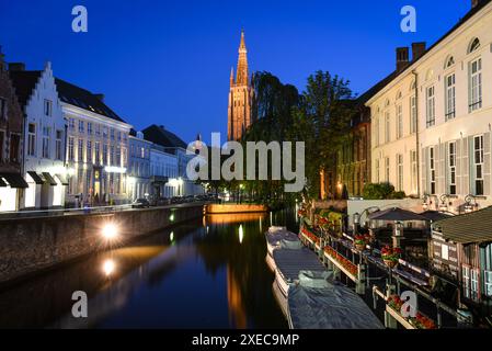 Abendlicher Blick auf den Dijver-Kanal und die Kirche unserer Lieben Frau - Brügge, Belgien Stockfoto