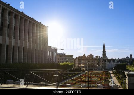 Helle Sonne und blauer Himmel über dem Mont des Arts Garden - Brüssel, Belgien Stockfoto