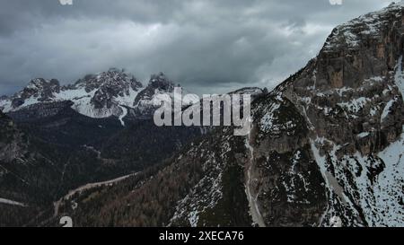 Felsige Schneeberge und Wolken Stockfoto