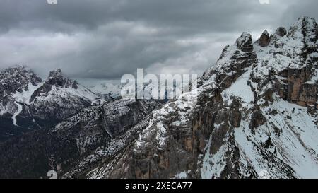 Felsige Schneeberge und Wolken Stockfoto