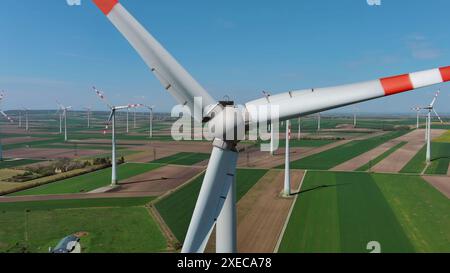 Windturbinen und landwirtschaftliche Felder Stockfoto