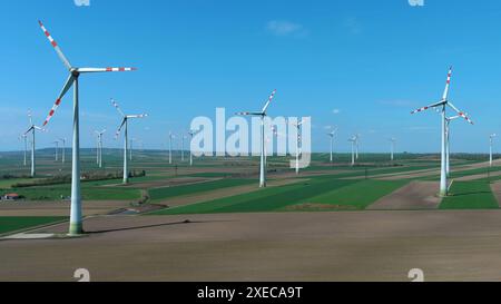 Windturbinen und landwirtschaftliche Felder Stockfoto